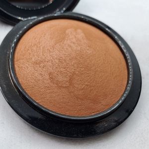MAC Mineralize skinfinish in shade Dark Deep.